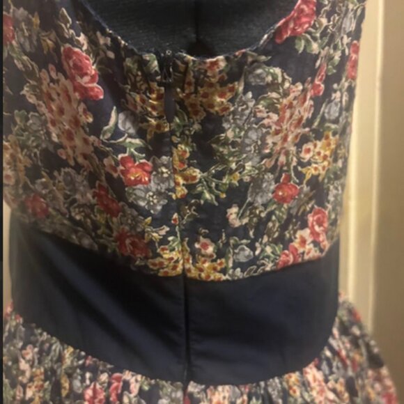 Vintage-Inspired Floral Fit & Flare Dress – Size M - Picture 4 of 6